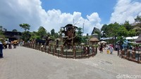 Manager Operasional Lembang Park and Zoo, Iwan Susanto, mengatakan kunjungan wisatawan sudah ramai. Namun pihaknya masih belum membuka wahana bermain dan indoor di dalam area wisata.