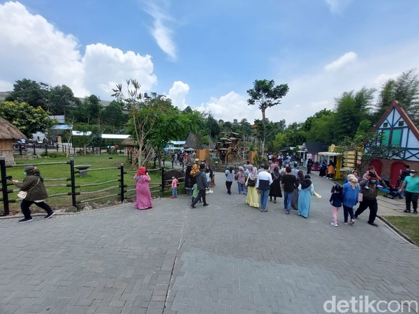 Pengunjung yang masuk ke Lembang Park and Zoo langsung diarahkan ke restoran. Apalagi pihaknya menawarkan pengalaman menikmati makanan sambil melihat harimau dari balik kaca.