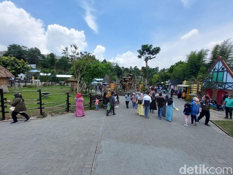 Potret Lembang Park and Zoo Ramai Wisatawan