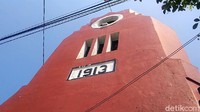 Menara kembar itu dibangun sebagai gardu pandang petugas lapas dan penampungan air.