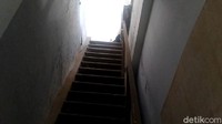 Kondisi anak tangga menuju menara kembar.