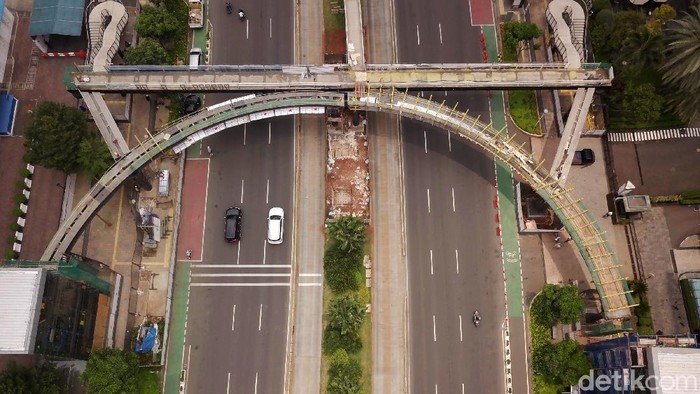 Pemprov DKI Jakarta melakukan revitalisasi jembatan penyeberangan orang (JPO) yang terletak di Karet Sudirman. JPO direvitalisasi dengan tema kapal pinisi.
