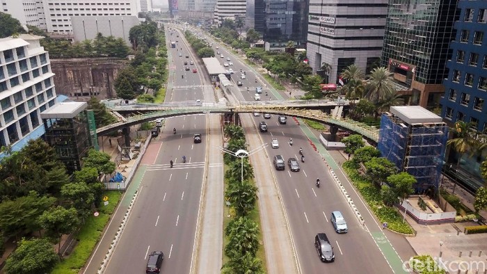Pemprov DKI Jakarta melakukan revitalisasi jembatan penyeberangan orang (JPO) yang terletak di Karet Sudirman. JPO direvitalisasi dengan tema kapal pinisi.