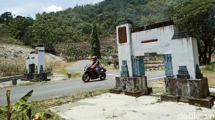 Melihat Tugu Tapal Batas Kasunanan Surakarta-Kasultanan Yogyakarta Terdapat tugu tapal batas wilayah Kasunanan Surakarta dan Kasultanan Yogyakarta di Kecamatan Cawas, Kabupaten Klaten, Jawa Tengah. Tugu berupa tembok itu berada di bawah tebing perbukitan seribu.