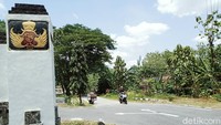 Kondisi tugu di wilayah Klaten tersebut berbeda jauh dengan tugu sebelah yang berada di wilayah Yogyakarta di Desa Jentir, Gunungkidul. Tugu di wilayah Yogyakarta relatif terawat.