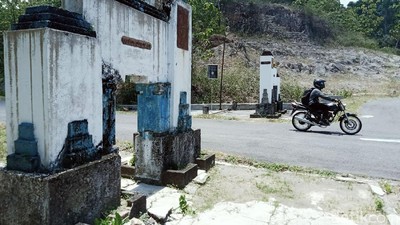 Melintasi Tugu Tapal Batas Kasunanan Surakarta dan Kasultanan Yogyakarta