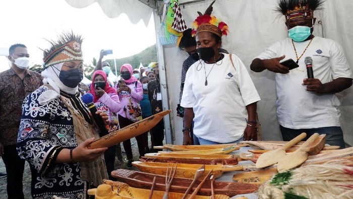 Menaker Ida Fauziyah menghadiri acara Expo Tenaga Kerja Mandiri di Kabupaten Jayapura, Papua. Selain itu, Menaker juga memberikan bantuan kepada masyarakat Papua.