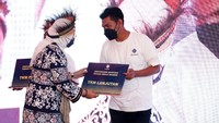 Menaker juga memberikan bantuan kepada masyarakat Papua.