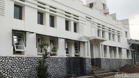 Bangunannya khas, jika dilihat, mirip dengan gereja dan bangunan di Eropa. Hal tersebut dikarenakan masjid ini menggunakan desain art deco.