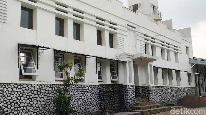 Menengok Masjid Unik yang Jadi Saksi Pemberontakan DI di Garut Di masa lalu, sempat terjadi pemberontakan yang dilakukan oleh Darul Islam (DI) di Garut. Bahkan bukti sejarahnya masih ada, salah satunya adalah Masjid Al-Syuro, Cipari.