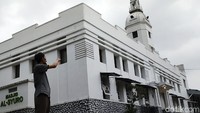 Dasar bangunan berupa bebatuan dan menara puluhan meter yang menjulang tinggi menjadi ciri khasnya.