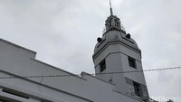 Di menara, tepatnya di lempengan seng pelindung ventilasi, terdapat lubang kecil yang jika dilihat dari kejauhan berbentuk bulat. Lubang kecil itu merupakan bekas peluru yang jadi saksi bisu penyerangan yang dilakukan DI pimpinan Kartosoewirjo dulu.