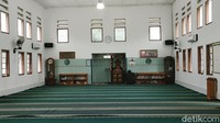 Pembangunan masjid ini mulai direncanakan tahun 1927. Pembangunan masjid itu kemudian terealisasi tahun 1930-an. Dibantu Abikoesno Tjokrosoejoso, tokoh Sarekat Islam kala itu, masjid ini kemudian dibangun menggunakan gaya art deco.