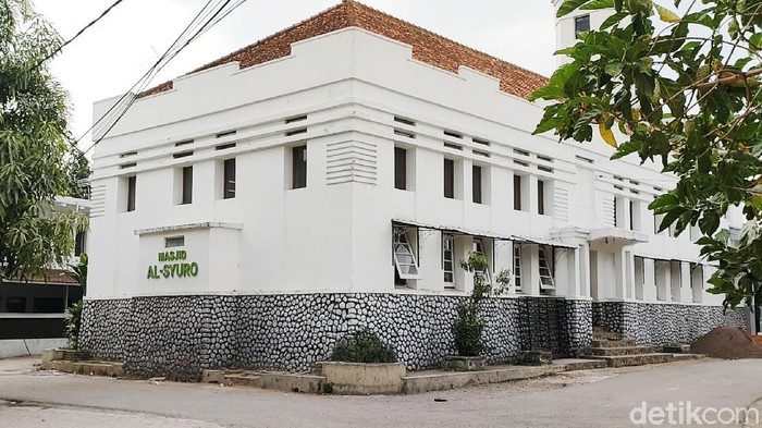 Menengok Masjid Unik yang Jadi Saksi Pemberontakan DI di Garut Di masa lalu, sempat terjadi pemberontakan yang dilakukan oleh Darul Islam (DI) di Garut. Bahkan bukti sejarahnya masih ada, salah satunya adalah Masjid Al-Syuro, Cipari.