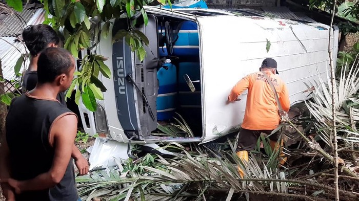 Minibus mengangkut rombongan peziarah gagal nanjak hingga terguling di Karanganyar, Sabtu (16/10/2021),