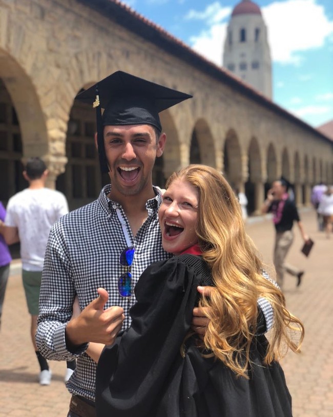 Selain satu kampus, mereka juga sama-sama punya ketertarikan pada olahraga berkuda. Nayel sendiri adalah atlet kuda yang sudah melakukan sejumlah kejuaraan berkuda. Sejak usia lima tahun dia sudah memiliki ketertarikan dengan olahraga kuda, dan usia 10 sudah mulai bertanding. Nayel bahkan mewakili Mesir untuk kejuaraan kuda di Olimpiade 2020. Foto: Instagram @nayelnassar