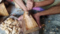 Topeng yang dibuatnya dengan bahan kayu pule. Untuk ukuran standar topeng dengan lebar antara 15-16 cm, sedangkan tingginya 19-20 cm.