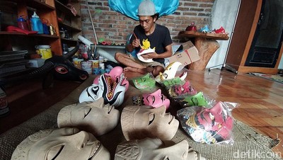 Perajin Topeng Mencoba Bertahan di Tengah Pendemi