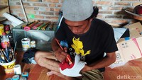 Sebelum datangnya pandemi COVID-19, pesanan untuk membuat topeng diakui ramai. Dalam sebulan rata-rata minimal 5-10 topeng, sedangkan saat pandemi ini dalam sebulan dapat satu pesanan telah bersyukur.