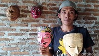 Khoirul Mutaqin menjual topeng itu denga harga bervariasi, mulai dari Rp 300 ribu sampai Rp 800 ribu.