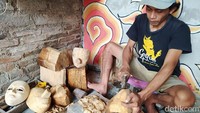 Saat ditemui detikcom di rumahnya Dusun Wonolelo RT 04/RW 09, Desa Bandongan, Kecamatan Bandongan, Kabupaten Magelang, Jawa Tengah, dia tengah menatah untuk membuat topeng.