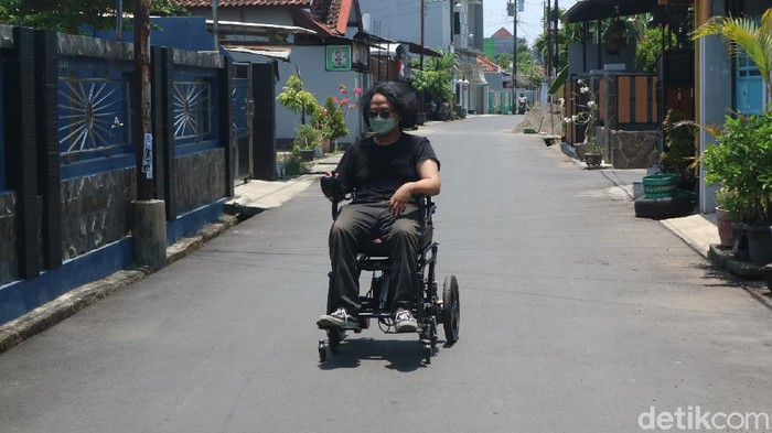 Pemuda di Kudus membuat kursi roda dengan penggerak joystick untuk warga berkebutuhan khusus, Rabu (13/10/2021).