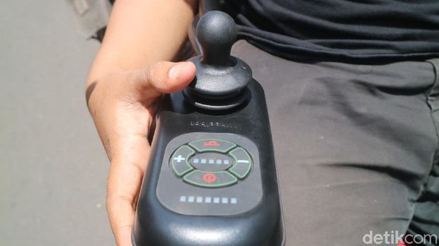 Kreatif Pemuda Kudus Ini Ciptakan Kursi Roda Elektrik Berkendali Joystick<script async src=