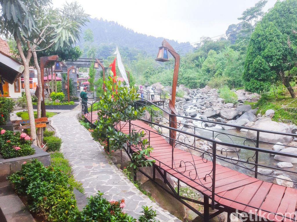 Pendopo Ciherang, restoran viral di Sentul, Bogor, Jawa Barat yang tawarkan panorama sungai sejuk dan indah.
