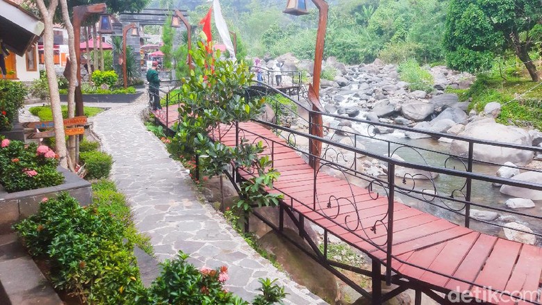 Pendopo Ciherang Pendopo Ciherang, restoran viral di Sentul, Bogor, Jawa Barat yang tawarkan panorama sungai sejuk dan indah.