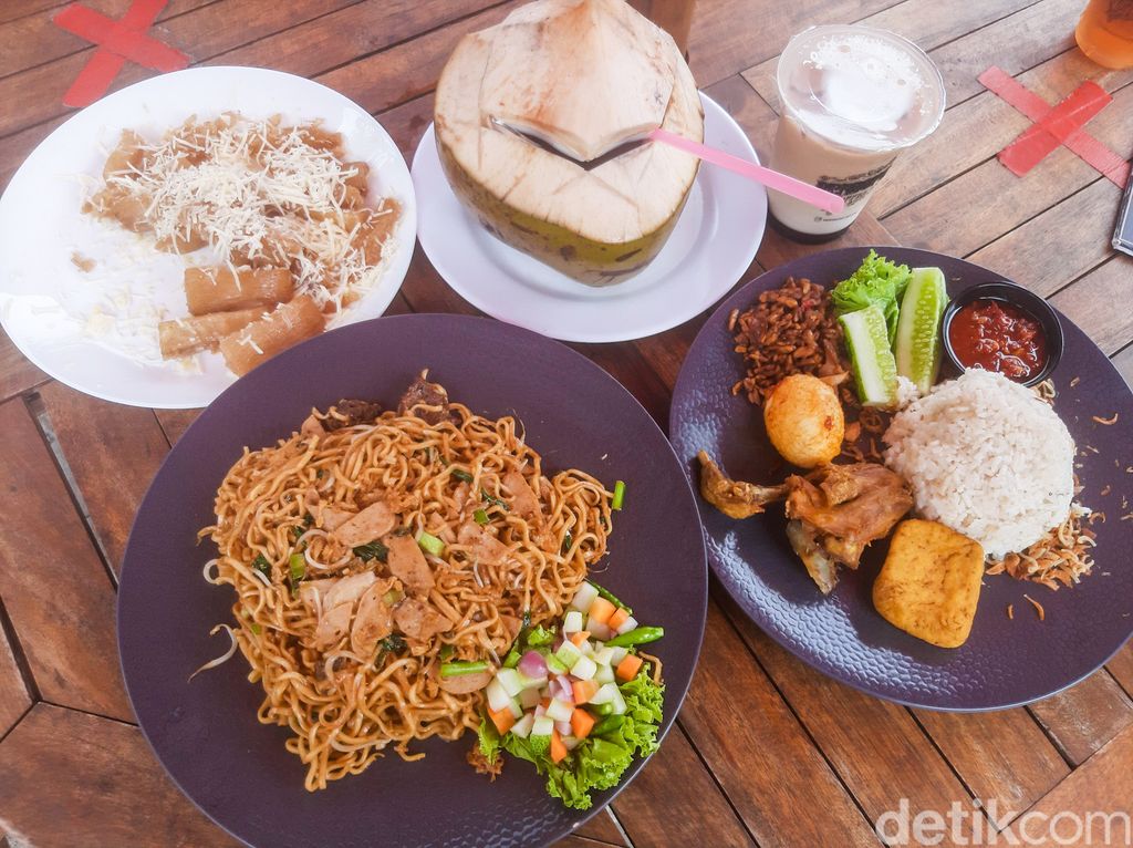 Pendopo Ciherang, restoran viral di Sentul, Bogor, Jawa Barat yang tawarkan panorama sungai sejuk dan indah.