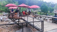 Spot makan yang paling disukai pengunjung berada di pojok kawasan Pendopo Ciherang. Di sini juga ada kolam renang dan penginaman. Foto: detikFood/Yenny Mustika Sari