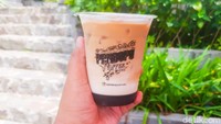 Pecinta kopi juga wajib mencoba es kopi susu yang tak begitu strong dari Pendopo Ciherang. Foto: detikFood/Yenny Mustika Sari