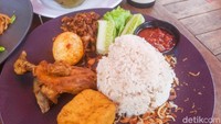 Seporsi nasi liwet dengan lauknya yang komplet ini dibanderol harga Rp 40.000-an. Porsinya cukup banyak dan mengenyangkan. Foto: detikFood/Yenny Mustika Sari