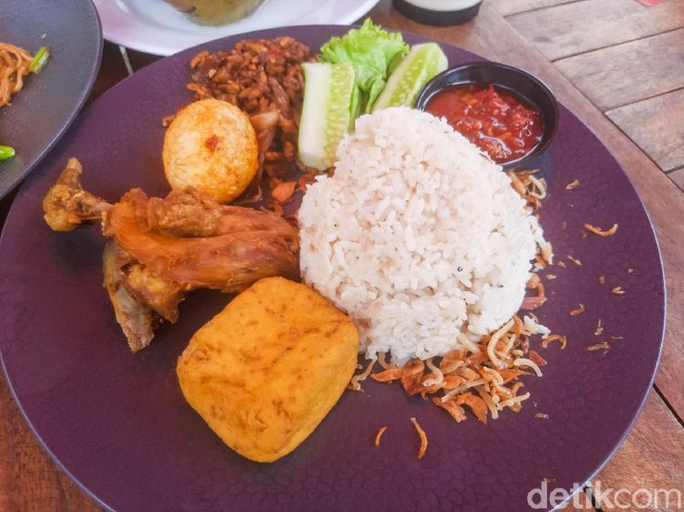 Menikmati Nasi Liwet dan Es Kelapa Muda dengan Panorama Sungai yang Adem