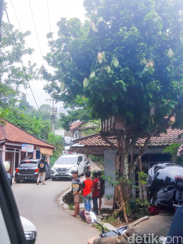Pendopo Ciherang, restoran viral di Sentul, Bogor, Jawa Barat yang tawarkan panorama sungai sejuk dan indah.