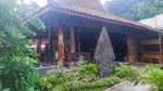 Menikmati Nasi Liwet dan Es Kelapa Muda dengan Panorama Sungai yang Adem