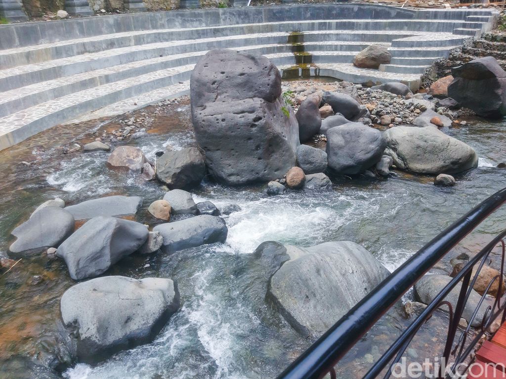 Pendopo Ciherang, restoran viral di Sentul, Bogor, Jawa Barat yang tawarkan panorama sungai sejuk dan indah.