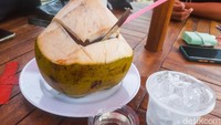 Ada juga es kelapa muda seharga Rp 30.000-an yang dapat melegakan dahaga. Foto: detikFood/Yenny Mustika Sari