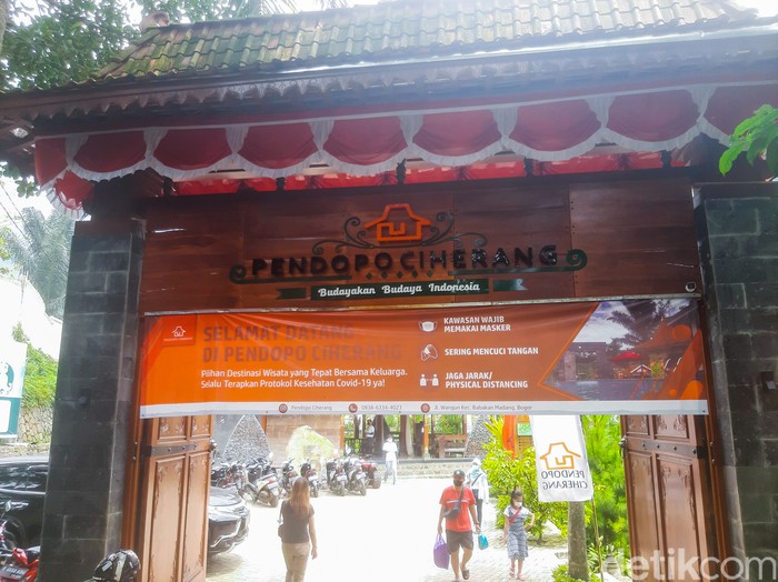 Pendopo Ciherang Pendopo Ciherang, restoran viral di Sentul, Bogor, Jawa Barat yang tawarkan panorama sungai sejuk dan indah.