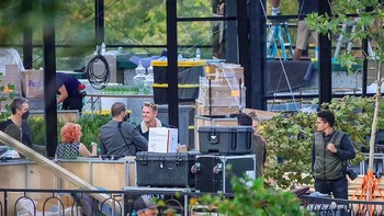 Wedding organizer dan tim besar sedang menyiapkan segala keperluan acara pernikahan. Foto: Daily Mail