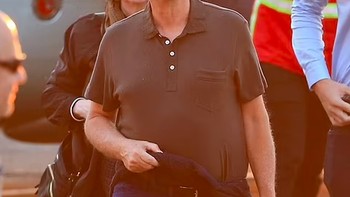 Ayah Jennifer, Bill Gates, saat baru tiba di New York, tempat pernikahan akan dilangsungkan. Dia mendarat di New York beberapa hari setelah mantan istrinya, Melinda, tiba lebih dulu di sana menemani putri mereka. Foto: Daily Mail