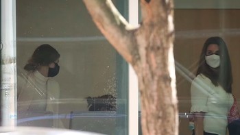 Seperti anak dan ibu pada umumnya, Jennifer Gates dan Melinda Gates melakukan perawatan diri ke salon sebelum hari pernikahan. Foto: Daily Mail