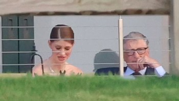 Calon pengantin menghabiskan waktu berbincang dari hati ke hati dengan ayahnya sebelum rangkaian acara dimulai. Foto: Daily Mail