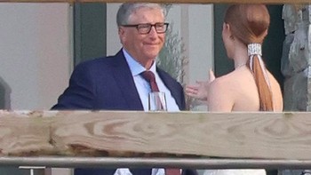 Bill Gates tampak tak kuasa menyembunyikan rasa bahagia dan haru melihat putrinya akan menikah. Foto: Daily Mail