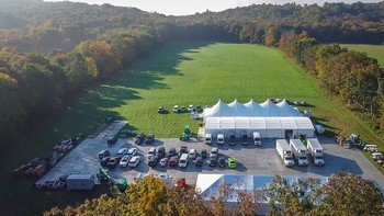 Foto dari atas memberikan sekilas gambaran skala perayaan pernikahan yang berlangsung di Westchester County, New York itu. Tampak paviliun besar didirikan di seberang tempat acara. Foto: Daily Mail