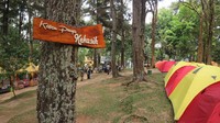 Pinus Kajar atau Pijar Park tetap buka dan ramai pengunjung di hari ini, Sabtu (16/10/2021). Mereka yang datang terlebih dicek suhu terlebih dahulu oleh petugas satgas COVID-19 Pariwisata. Pengunjung yang datang pun terlihat mengenakan masker.