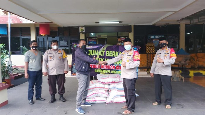 Polsek Jagakarsa berikan bantuan untuk korban kebakaran di Bima NTB.