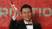 Di Indonesia, nama Andy Lau dikenal lewat serial berjudul The Return of the Condor Heroes yang disandingkan dengan Bibi Lung.  Foto: Getty Images/Samir Hussein