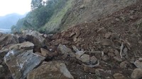 Ada tiga titik longsoran dari Bukit Abang sehingga menghambat proses evakuasi melalui akses darat. Tim SAR akan menggunakan akses danau untuk proses evakuasi.  (Dok. BPBD Bali)