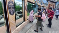 Di dalam area objek wisata, pengunjung tak cuma menikmati suasana di restoran. Namun juga berkeliling ke sejumlah kandang satwa. 